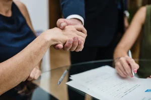 Apretón de manos tras la firma en Notaría PG74 – Aumentar el capital social en una sociedad limitada