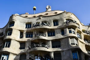 Fachada de La Pedrera en el Paseo de Gracia de Barcelona – Ayudas para la compra de vivienda en Cataluña