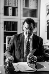 Revisión de una escritura en el despacho del notario de Notaría PG74 – Cancelación registral de hipoteca por caducidad en Cataluña