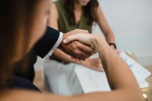 Apretón de manos tras la firma en Notaría PG74 – Compraventa de acciones o participaciones sociales