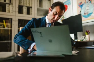 Revisión de una escritura en el despacho del notario de Notaría PG74 – Contratar una hipoteca
