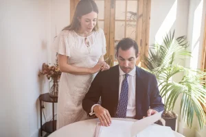El notario y una colaboradora revisan una escritura en Notaría PG74 – Derecho a heredar de las parejas estables en Cataluña