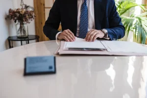 El notario revisa una escritura en Notaría PG74 – Diferencia de cabida en compraventa