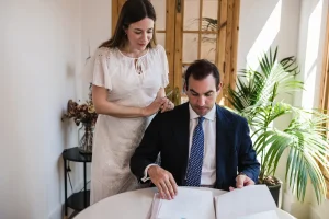 El notario y una colaboradora revisan una escritura en Notaría PG74 – Diferencias entre matrimonio y pareja de hecho en Cataluña