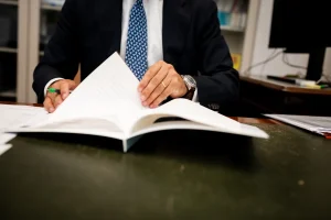 Revisión de una escritura en el despacho del notario de Notaría PG74 – Diferencias entre Sociedad Limitada (SL) y Sociedad Anónima (SA)