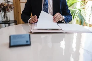 El notario revisa una escritura en Notaría PG74 – División de la cosa común en Cataluña