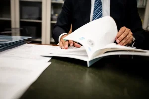 Revisión de una escritura en el despacho del notario de Notaría PG74 – El ajuar doméstico en la herencia