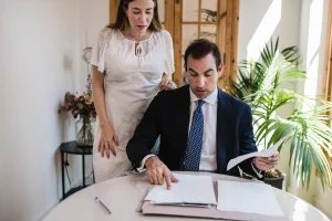 El notario y una colaboradora revisan una escritura en Notaría PG74 – El albacea testamentario