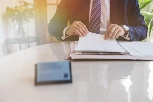El notario revisa una escritura en Notaría PG74 – El poder notarial