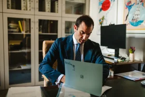 Revisión de una escritura en el despacho del notario de Notaría PG74 – Heredar una vivienda habitual en Cataluña