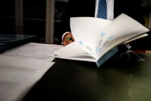 Revisión de una escritura en el despacho del notario de Notaría PG74 – Herencia en vida
