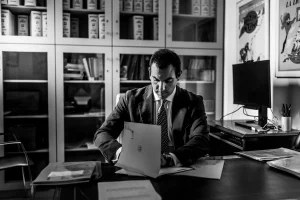 Revisión de una escritura en el despacho del notario de Notaría PG74 – Aceptación de la herencia