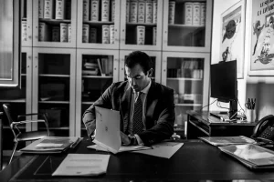 Revisión de una escritura en el despacho del notario de Notaría PG74 – Calificación definitiva en las viviendas de protección oficial