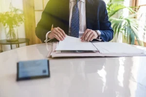 El notario revisa una escritura en Notaría PG74 – La cédula de habitabilidad en Cataluña