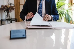 El notario revisa una escritura en Notaría PG74 – La cédula de habitabilidad