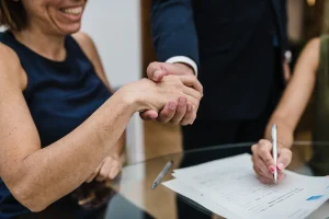 Apretón de manos tras la firma en Notaría PG74 – Cesión de créditos
