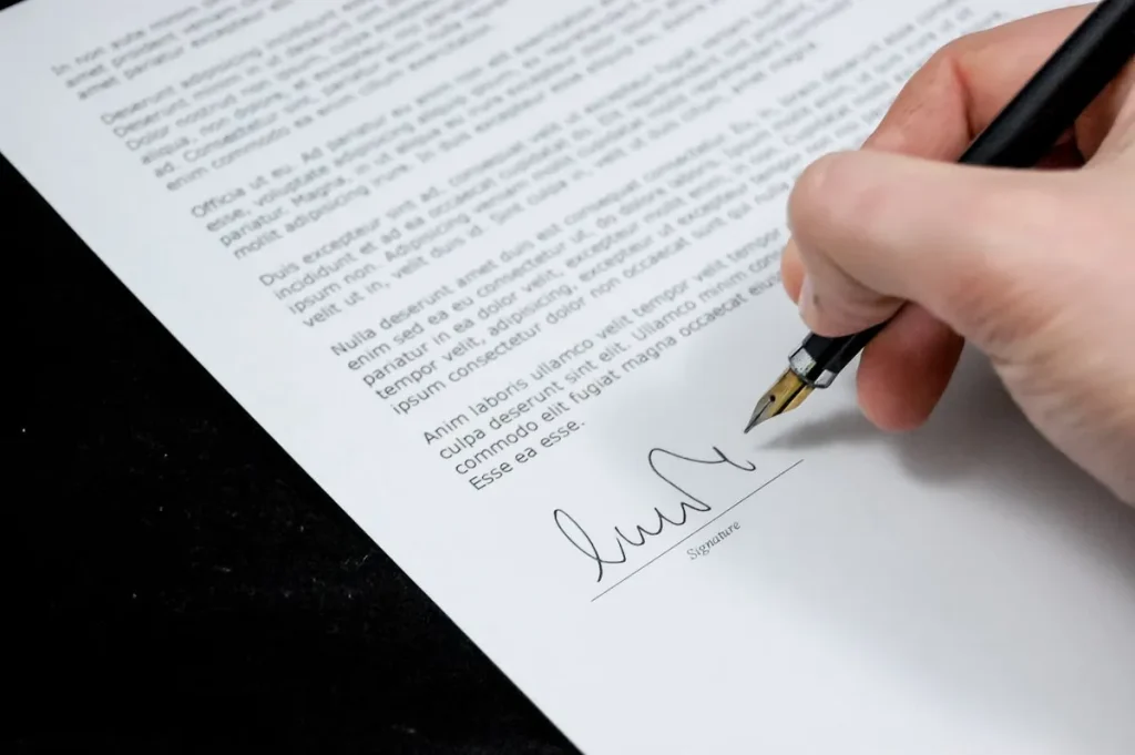 Firma con pluma estilográfica de un documento oficial – La legalización y apostilla de documentos públicos en España