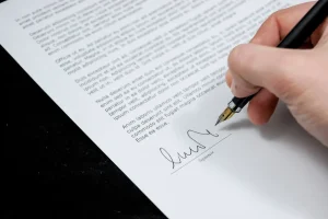Firma con pluma estilográfica de un documento oficial – La legalización y apostilla de documentos públicos en España