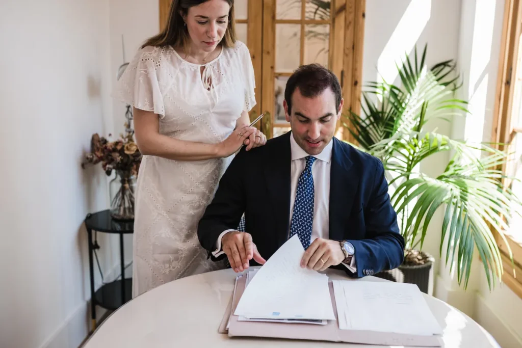 El notario y una colaboradora revisan una escritura en Notaría PG74 – La legítima en Cataluña