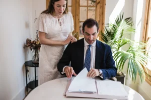 El notario y una colaboradora revisan una escritura en Notaría PG74 – La legítima en Cataluña