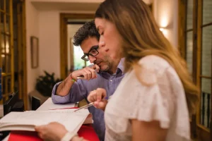 Equipo de Notaría PG74 trabajando en la oficina de Paseo de Gracia – Pareja estable en Cataluña