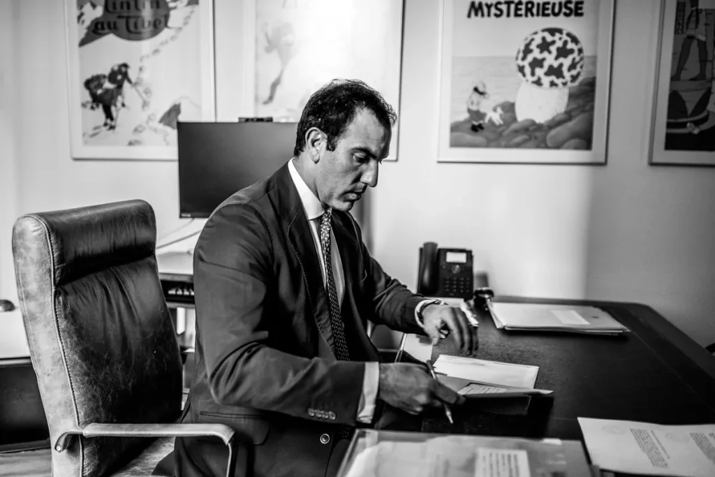 Revisión de una escritura en el despacho del notario de Notaría PG74 – Plusvalía municipal