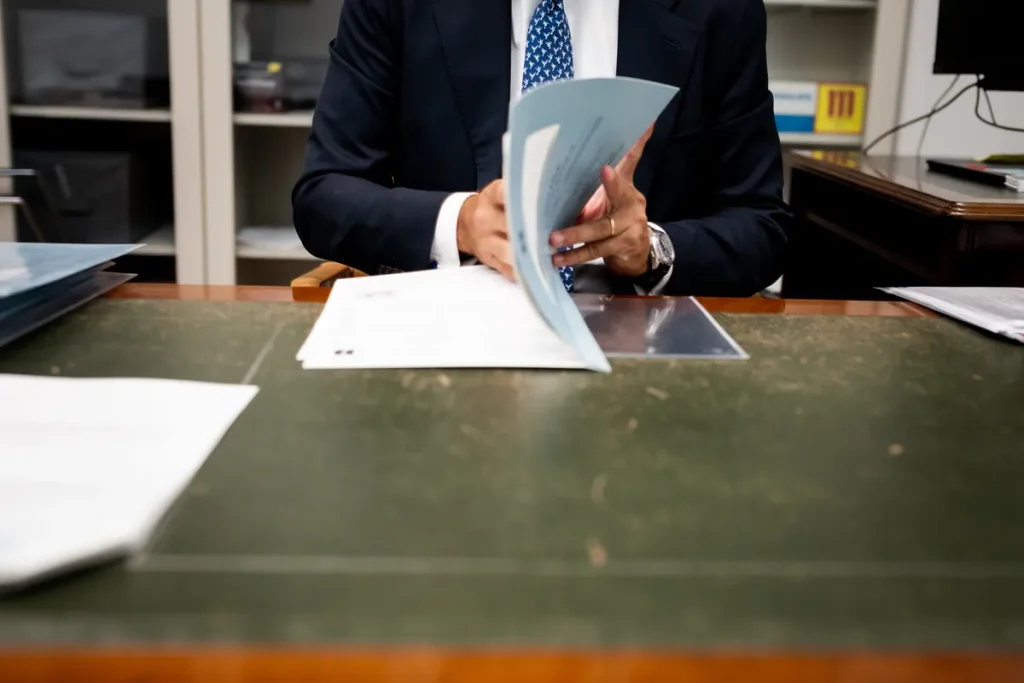 Revisión de una escritura en el despacho del notario de Notaría PG74 – Renuncia a la exención de IVA en la compraventa de inmuebles