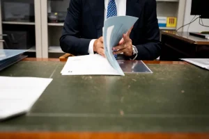Revisión de una escritura en el despacho del notario de Notaría PG74 – Renuncia a la exención de IVA en la compraventa de inmuebles