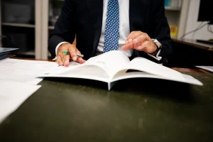 Revisión de una escritura en el despacho del notario de Notaría PG74 – Sucesión intestada o la herencia sin testamento