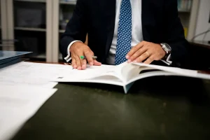 Revisión de una escritura en el despacho del notario de Notaría PG74 – Las memorias testamentarias