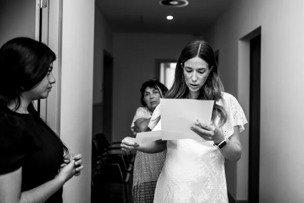 Lectura de un documento en Notaría PG74 – Matrimonio mixto español-extranjero ante notario