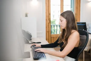 Equipo de Notaría PG74 trabajando en la oficina de Paseo de Gracia – Notaría digital en 2025
