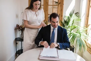 El notario y una colaboradora revisan una escritura en Notaría PG74 – Pacto sucesorio en Cataluña