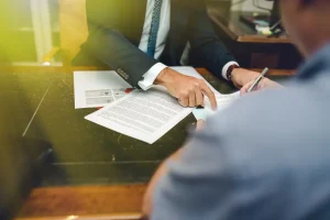 Revisión de una escritura en el despacho del notario de Notaría PG74 – Plazos para firmar una hipoteca sujeta a la LCCI