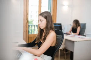 Equipo de Notaría PG74 trabajando en la oficina de Paseo de Gracia – Portal Estadístico del Notariado