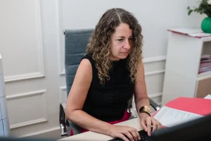 Equipo de Notaría PG74 trabajando en la oficina de Paseo de Gracia – Portal Notarial de la Banca