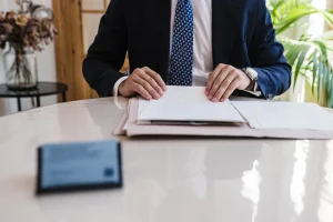 El notario revisa una escritura en Notaría PG74 – Preguntas frecuentes sobre el IBI