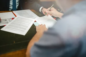 Revisión de una escritura en el despacho del notario de Notaría PG74 – Qué es el Código de Buenas Prácticas Bancarias