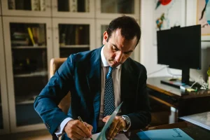 Revisión de una escritura en el despacho del notario de Notaría PG74 – Qué es la responsabilidad hipotecaria