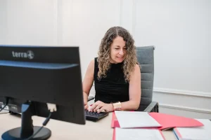 Equipo de Notaría PG74 trabajando en la oficina de Paseo de Gracia – Qué es la TAE? Guía completa para entender el coste real de tu préstamo