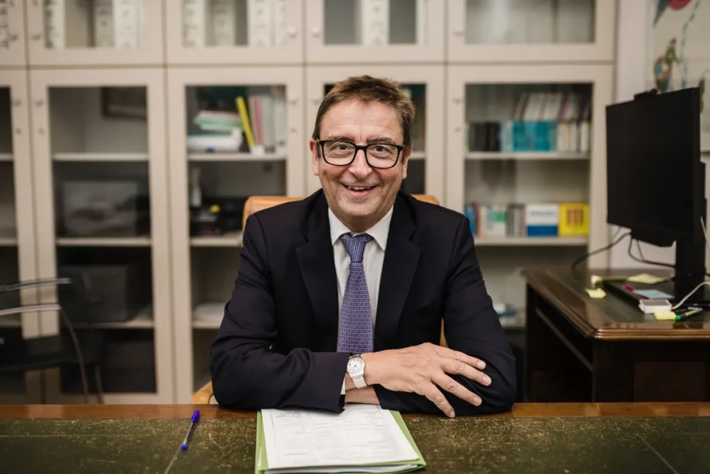 Notario en su despacho de Notaría PG74 – Qué es la vecindad civil y por qué importa más de lo que crees