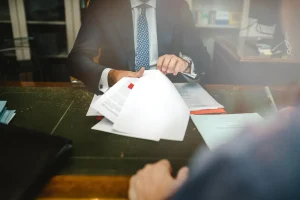 Revisión de una escritura en el despacho del notario de Notaría PG74 – Retención del 3% en la compraventa de inmuebles de no residentes en España