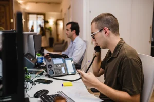 Equipo de Notaría PG74 trabajando en la oficina de Paseo de Gracia – Tarifa plana para autónomos en 2026