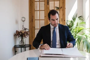 El notario revisa una escritura en Notaría PG74 – Testamento ante notario