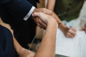 Apretón de manos tras la firma en Notaría PG74 – Tipos de arras en Cataluña y cómo recuperarlas si la compraventa de un inmueble fracasa