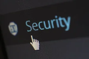 Pantalla con la palabra Security, seguridad digital – Tokenización de activos inmobiliarios en España