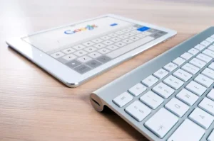 Tableta y teclado sobre una mesa de trabajo – VeriFactu