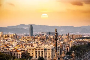 Vista panorámica de Barcelona al atardecer – Zonas tensionadas del proyecto de ley de la vivienda